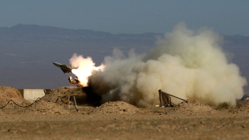 Un missile sol-air Hawk est lancé lors d'exercices militaires dans la province d'Ispahan, à quelque 300 km au sud de la capitale Téhéran, le 25 novembre 2009. (AMIR HOSSEINI/FARS NEWS/AFP via Getty Images)