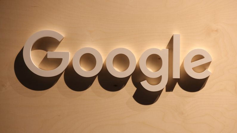 Un logo Google en bois est accroché à un stand lors du festival de la société numérique 2022 Re:publica, le 9 juin 2022 à Berlin, en Allemagne. (Sean Gallup/Getty Images)