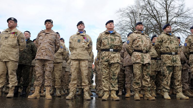 Des membres du contingent militaire de l'Eurocorps, le 4 janvier 2012 au quartier général de l'Eurocorps à Strasbourg, dans l'est de la France (FREDERICK FLORIN/AFP via Getty Images)