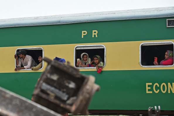 Des personnes regardent par les fenêtres d'un train à Nawabshah le 7 août 2023. Illustration. (ASIF HASSAN/AFP via Getty Images)