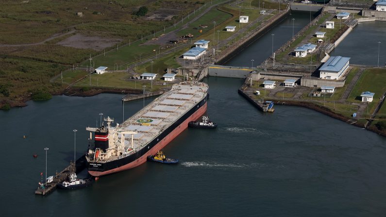 Le porte-conteneurs Tampa Triumph passe par les écluses de Miraflores lors de son transit par le canal de Panama, à Panama City, Panama, le 20 septembre 2023. (Justin Sullivan/Getty Images)