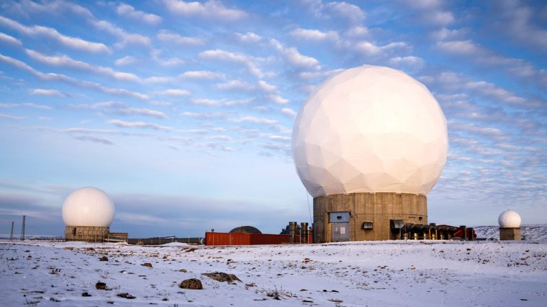 La base spatiale de Pituffik, anciennement base aérienne de Thulé, avec les dômes de la station de localisation satellite de Thulé, dans le nord du Groenland, le 4 octobre 2023. (Thomas Traasdahl/Ritzau Scanpix/AFP via Getty Images)