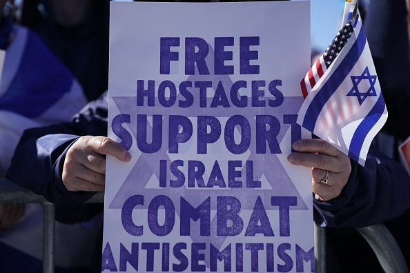 Des manifestants en soutien à Israël se rassemblent pour dénoncer l'antisémitisme et appeler à la libération des otages israéliens, sur le National Mall à Washington. (STEFANI REYNOLDS/AFP via Getty Images)