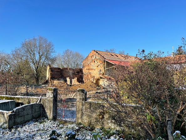 Cette photographie prise le 3 décembre 2023 montre une grange et une maison où les corps des parents de Valentin ont été retrouvés, après un incendie survenu dans la nuit du 26 au 27 novembre à Chateauvilain. (Photo TOM MASSON/AFP via Getty Images)