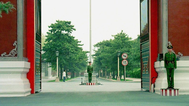 Des gardes chinois à l'entrée principale ouest de Zhongnanhai, le complexe de la direction chinoise à Pékin, où les dirigeants chinois accueillent les dignitaires en visite. ( -/AFP via Getty Images)