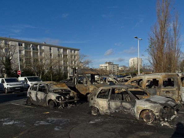 Des voitures incendiées dans la nuit à Saint-Pierre-des-Corps, le 24 décembre 2023. (Photo GUILLAUME SOUVANT/AFP via Getty Images)