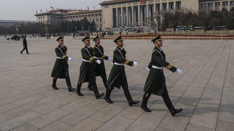 Des membres de la garde d'honneur de l'Armée populaire de libération défilent sur la place Tiananmen après la session de clôture de la Conférence consultative politique du peuple chinois, au Grand Hall du peuple, le 10 mars 2024 à Pékin, en Chine. (Kevin Frayer/Getty Images)