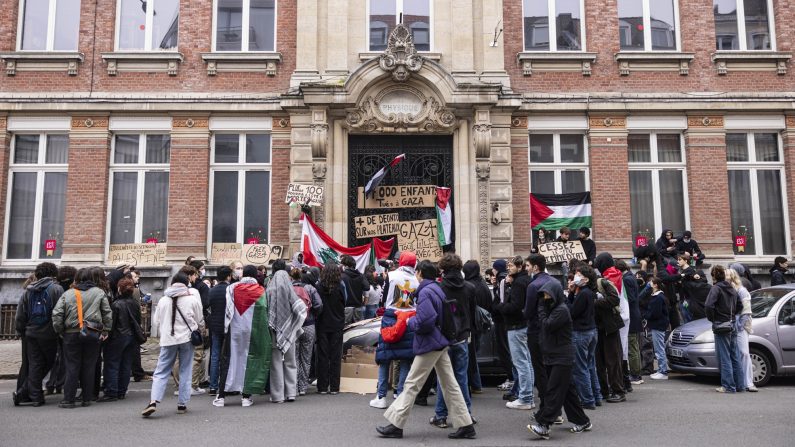 Des étudiants bloquent l'entrée de l'École supérieure de journalisme ESJ à Lille, le 2 mai 2024, lors d'une manifestation de solidarité pro-palestinienne.(SAMEER AL-DOUMY/AFP via Getty Images)