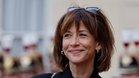 Sophie Marceau dine dans un restaurant de Metz après son spectacle, le gérant ravi de poser à ses côtés