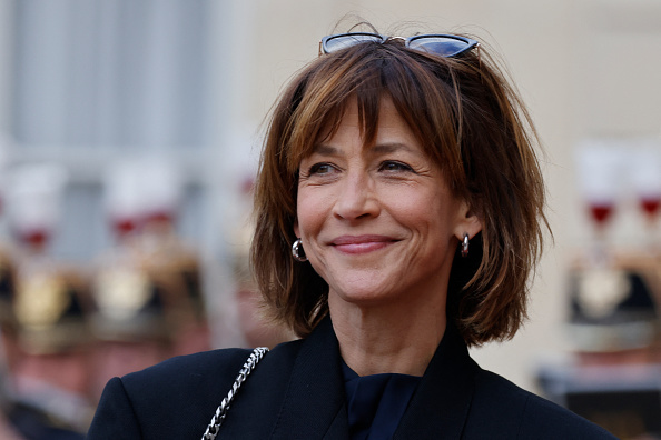 Sophie Marceau dine dans un restaurant de Metz après son spectacle, le gérant ravi de poser à ses côtés