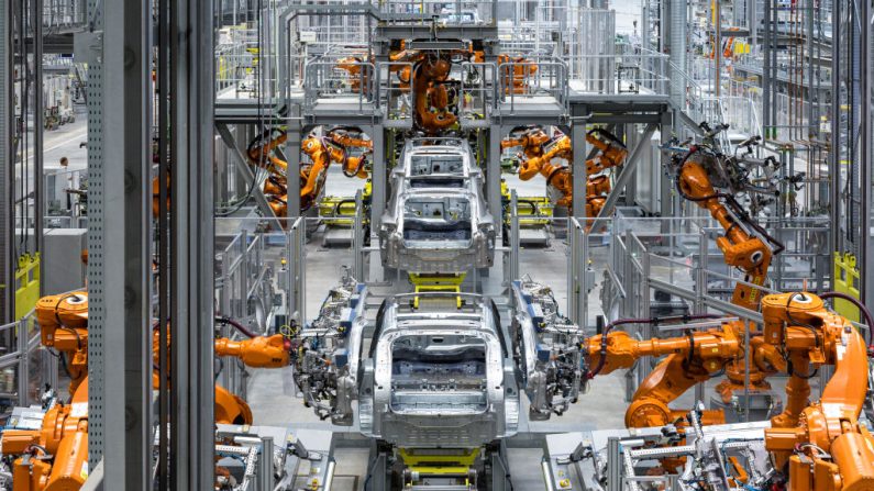 La nouvelle Porsche Macan entièrement électrique, en train d'être assemblée à l'usine de Leipzig en Allemagne, le 6 mai 2024. (Jens Schlueter/Getty Images)