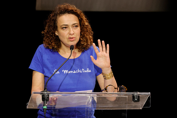 La rabbin Delphine Horvilleur s'exprime lors d'une soirée contre la montée de l'antisémitisme en Europe, au Théâtre Antoine, le 3 juin 2024. (GEOFFROY VAN DER HASSELT/AFP via Getty Images)