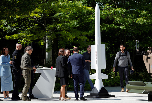 Le président ukrainien Volodymyr Zelensky et le ministre français des Armées Sébastien Lecornu examinent un missile sol-air MBDA Aster B1 lors d'une visite au quartier général des forces armées françaises à Paris, le 7 juin 2024. (GEOFFROY VAN DER HASSELT/AFP via Getty Images)