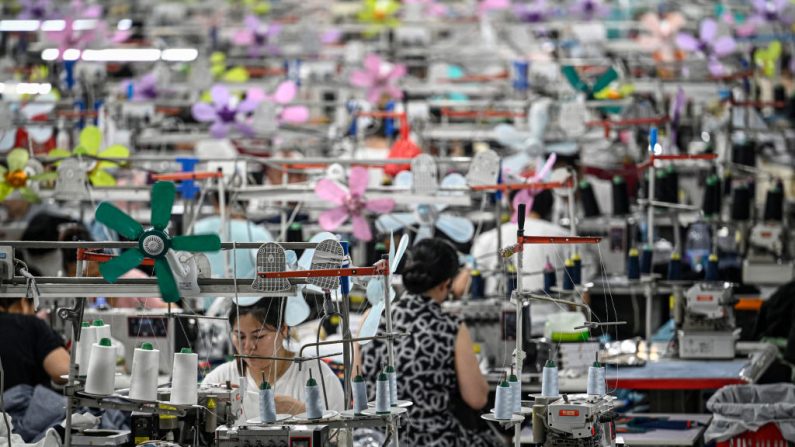 Des ouvriers produisent des vêtements dans une usine textile qui fournit des vêtements à l'entreprise de l'ultra fast fashion Shein à Guangzhou, dans la province de Guangdong, dans le sud de la Chine. (JADE GAO/AFP via Getty Images)