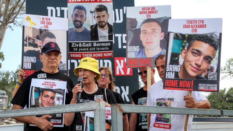 Des proches de l'otage israélo-américain Edan Alexander s'expriment lors d'une manifestation appelant à la libération des otages capturés par le Hamas, près du kibboutz Nirim, dans le sud d'Israël, le 29 août 2024. (Jack Guez/AFP via Getty Images)