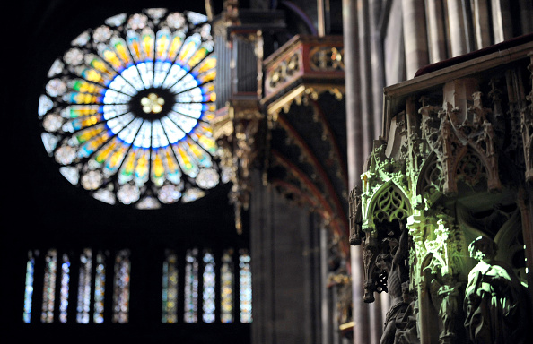 Un influenceur récite une sourate du Coran dans une église : les Grandes mosquées de Paris et de Strasbourg condamnent "l'acte offensant"