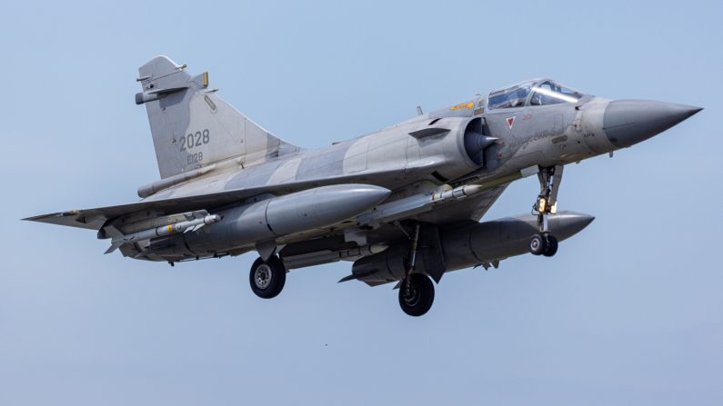 Un avion de chasse Mirage 2000 taïwanais atterrit sur la base aérienne de Hualien à Hsinchu, à Taïwan, le 10 décembre 2024. (Annabelle Chih/Getty Images)