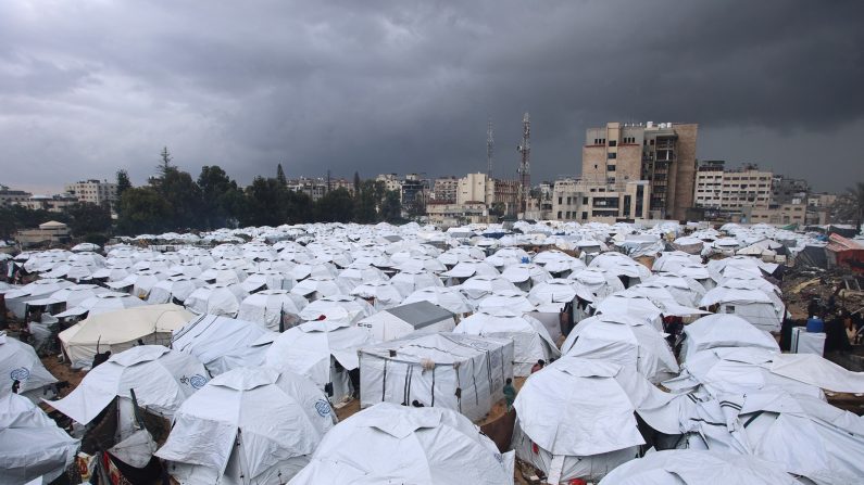 Des tentes dans un camp de fortune pour les Palestiniens déplacés, pendant une tempête dans la ville de Gaza, le 31 décembre 2024. (OMAR AL-QATTAA/AFP via Getty Images)