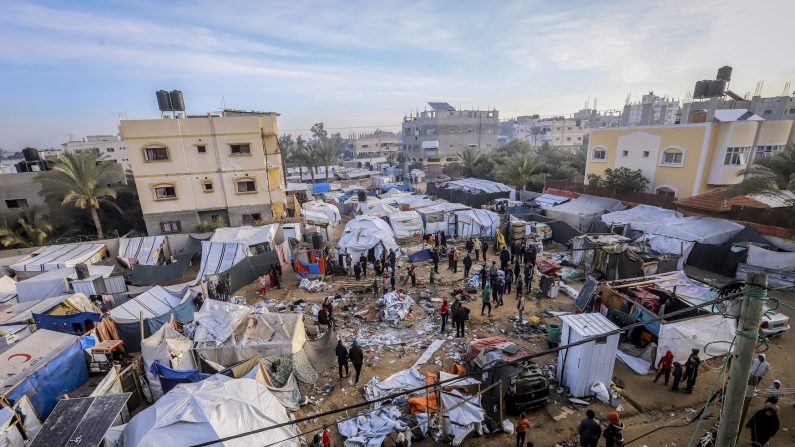 Des Palestiniens inspectent les tentes endommagées des personnes déplacées à la suite d'une frappe israélienne à Deir el-Balah, dans la bande de Gaza, le 4 janvier 2025, dans le cadre de la guerre entre Israël et les militants palestiniens du Hamas. (SAEED JARAS/Middle East Images/AFP via Getty Images)