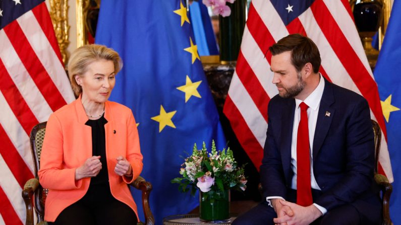 Le vice-président américain J.D. Vance avec la présidente de la Commission européenne Ursula von der Leyen lors d'une réunion bilatérale à l'ambassade des États-Unis à Paris, le 11 février 2025. (IAN LANGSDON/AFP via Getty Images)