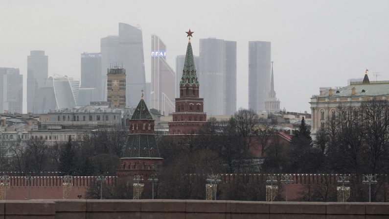 Les tours du Kremlin avec le Centre d'affaires international de Moscou (Moskva City) en arrière-plan à Moscou. (TATYANA MAKEYEVA/AFP via Getty Images) 