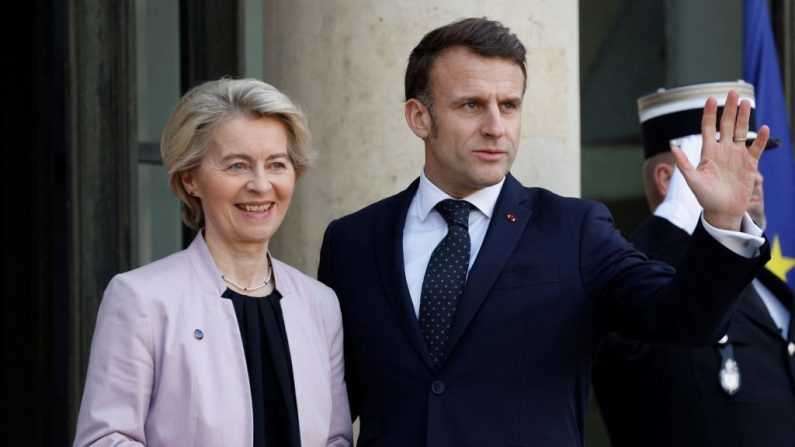 Le président français Emmanuel Macron et la présidente de la Commission européenne Ursula von der Leyen avant un sommet informel des dirigeants européens pour discuter de la situation en Ukraine et de la sécurité européenne au palais présidentiel de l'Élysée à Paris, le 17 février 2025.(LUDOVIC MARIN/AFP via Getty Images)