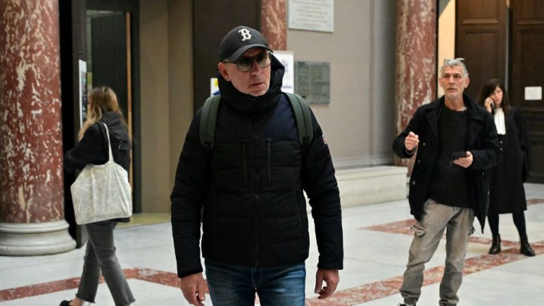 André Bacchiolelli devant le tribunal correctionnel de Marseille, dans le sud de la France, le 24 février 2025, au premier jour d'un procès international pour blanchiment d'argent impliquant le gang criminel corse « Petit Bar ». (MIGUEL MEDINA/AFP via Getty Images)