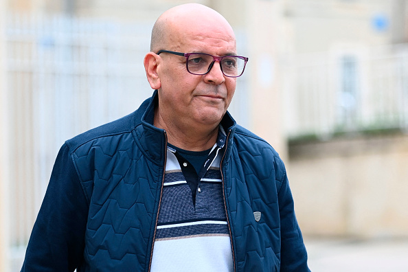 L'influenceur algérien Boualem Naman, également connu sous le nom de Doualemn, arrive au tribunal de Montpellier, dans le sud de la France, le 24 février 2025, pour son procès pour « incitation publique à commettre un crime » en raison de commentaires incitant à la violence sur les réseaux sociaux.  (SYLVAIN THOMAS/AFP via Getty Images)