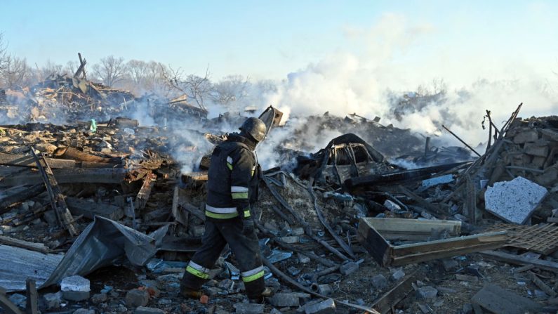 Un quartier résidentiel dans la région de Kharkiv en Ukraine après l'explosion d'une bombe guidée aérienne russe dans la région de Kharkiv, le 24 février 2025. (SERGEY BOBOK/AFP via Getty Images)