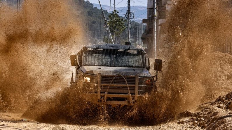 Les forces israéliennes circulent sur une route détruite dans le camp de réfugiés palestiniens de Nur Shams, près de Tulkarem, après avoir émis des avis de démolition pour plusieurs maisons dans le cadre d'une offensive de plusieurs semaines en Cisjordanie, le 26 février 2025. (Zain Jaafar /AFP via Getty Images)