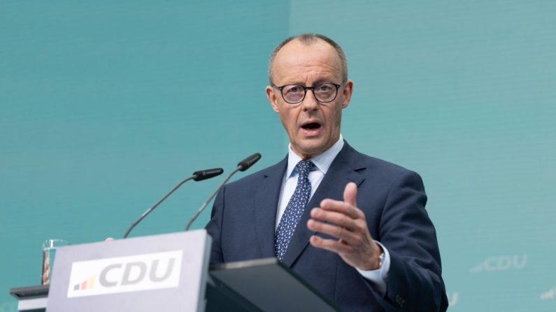 Friedrich Merz, candidat à la chancellerie des chrétiens-démocrates allemands (CDU/CSU), s'adresse aux médias au lendemain des élections législatives allemandes, le 24 février 2025 à Berlin, en Allemagne. (Maja Hitij/Getty Images)