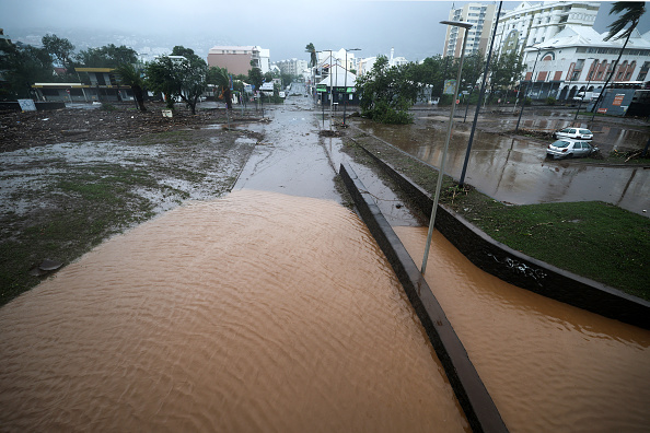 Après le passage du cyclone Garance, La Réunion prend la mesure des dégâts