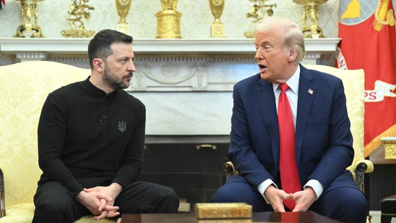 Le président américain Donald Trump et son homologue ukrainien Volodymyr Zelensky se rencontrent dans le bureau ovale de la Maison-Blanche à Washington, DC, le 28 février 2025. (SAUL LOEB/AFP via Getty Images) 