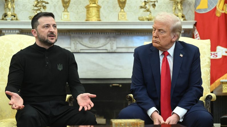 Le président américain Donald Trump et son homologue ukrainien Volodymyr Zelensky (à g.) se rencontrent dans le Bureau ovale de la Maison-Blanche à Washington le 28 février 2025. (Saul Loeb/AFP via Getty Images)