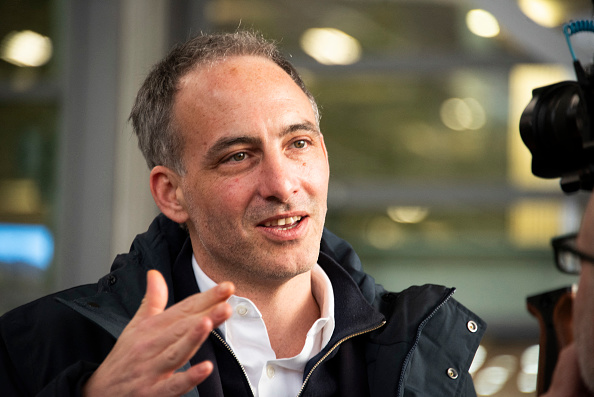 Raphaël Glucksmann au Salon international de l’agriculture qui se déroulait au parc des expositions de la Porte de Versailles à Paris, le 28 février 2025. (Photo MAGALI COHEN/Hans Lucas/AFP via Getty Images)