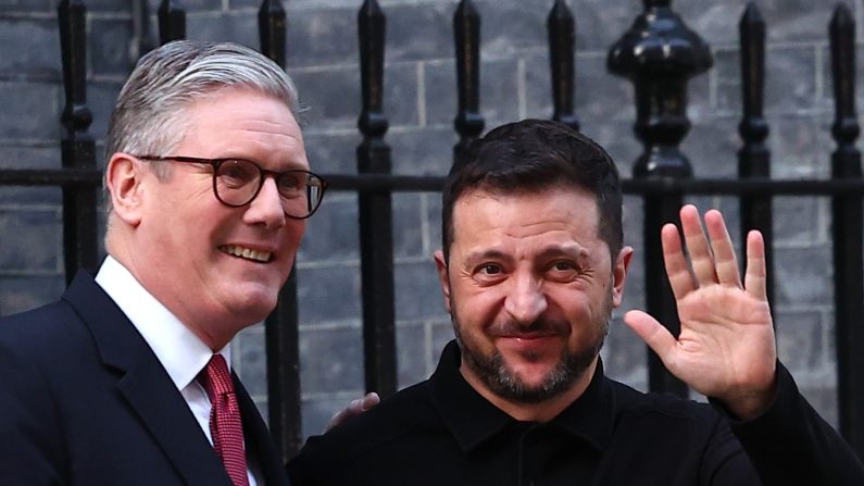 Le Premier ministre britannique, Sir Keir Starmer (à g.) accueille le président ukrainien, Volodymyr Zelensky, au 10 Downing Street, le 1er mars 2025 à Londres, en Angleterre. (Peter Nicholls/Getty Images)