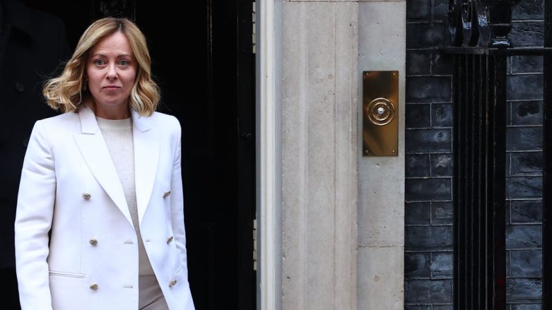 La Première ministre italienne, Giorgia Meloni, quitte le 10 Downing Street après avoir rencontré le Premier ministre britannique, Keir Starmer, le 2 mars 2025 à Londres, en Angleterre. (Peter Nicholls/Getty Images)