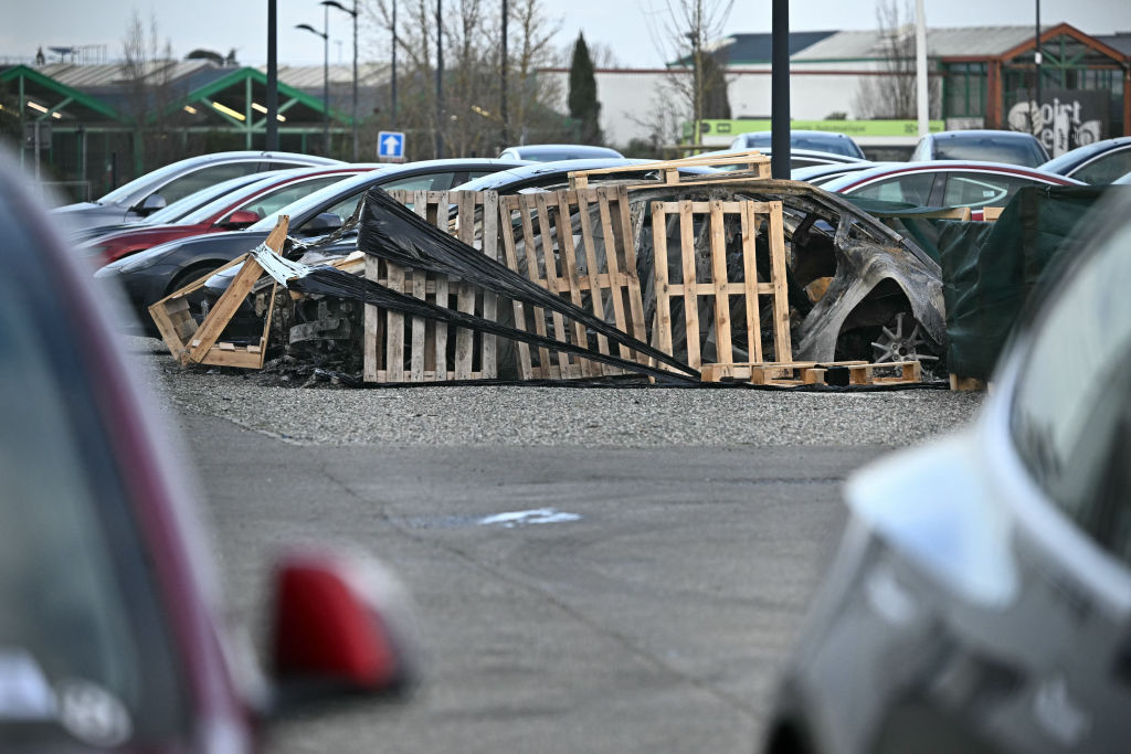 Un incendie volontaire a détruit plusieurs véhicules Tesla chez un concessionnaire près de Toulouse