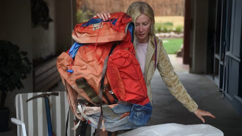 Azul Vieiro, 44 ans, fille du légendaire alpiniste Guillermo Vieiro, pose pour une photo avec le sac à dos de son père à Mendoza, en Argentine, le 28 février 2025.  (ANDRES LARROVERE/AFP via Getty Images)