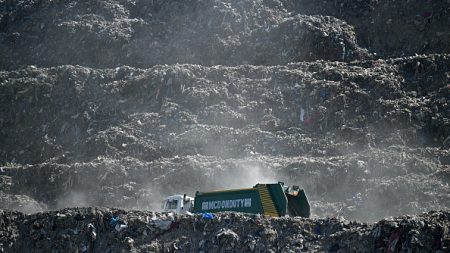 Inde : New Delhi annonce vouloir éliminer sa montagne d’ordures fumantes