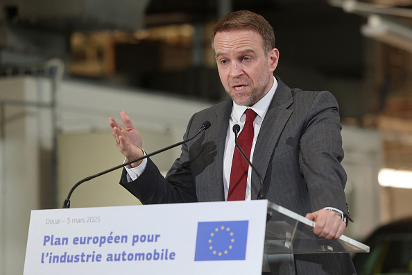 Le ministre de l'Industrie et de l'Énergie, Marc Ferracci, s'exprime lors de la visite du site de fabrication Ampere ElectriCity du groupe Renault à Douai, le 5 mars 2025. (FRANCOIS LO PRESTI/AFP via Getty Images)