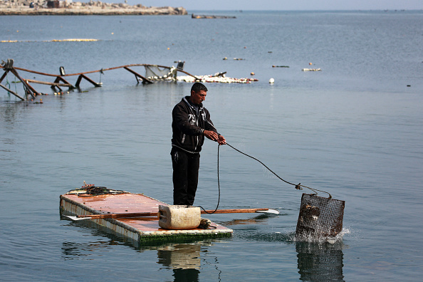 Gaza : sans bateau, les pêcheurs transforment des portes de frigo en paddles