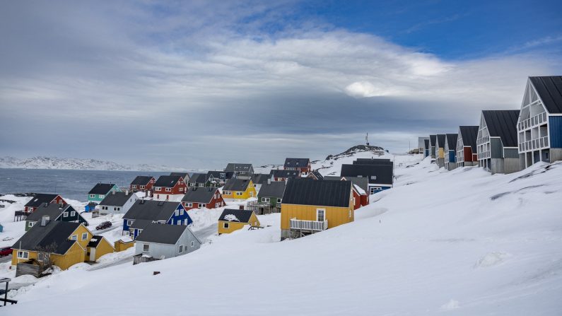 Vue générale d'un quartier résidentiel de Nuuk, au Groenland, à la veille des élections législatives du Groenland, territoire autonome danois, le 10 mars 2025. (Odd Andersen/AFP via Getty Images)