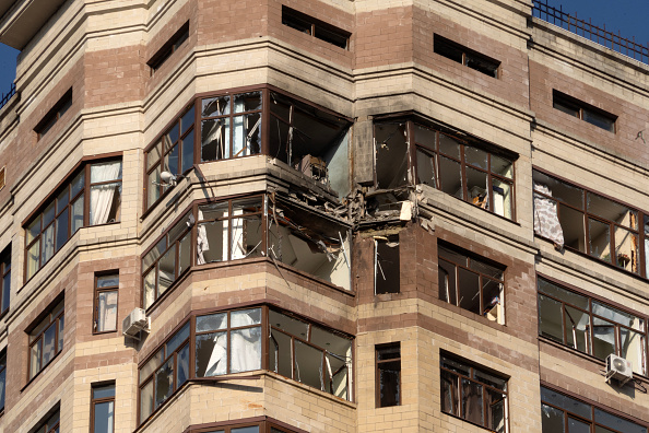 Un immeuble résidentiel endommagé à la suite d'une attaque de drone dans le village de Sapronovo, dans la région de Moscou, le 11 mars 2025. (Photo TATYANA MAKEYEVA/AFP via Getty Images)