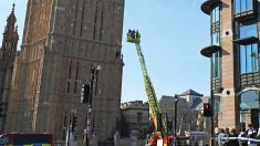 Un homme escalade Big Ben à Londres avec un drapeau palestinien