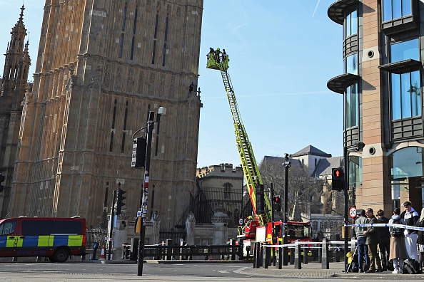 Un homme escalade Big Ben à Londres avec un drapeau palestinien