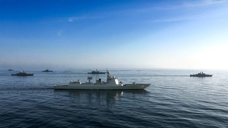 Cette photo diffusée par le bureau de l'armée iranienne le 11 mars 2025 montre le destroyer Baotou (133), un destroyer à missiles guidés de la marine de l'Armée populaire de libération chinoise, lors d'exercices militaires conjoints entre l'Iran, la Russie et la Chine dans le golfe d'Oman. (Bureau de l'armée iranienne /AFP via Getty Images)