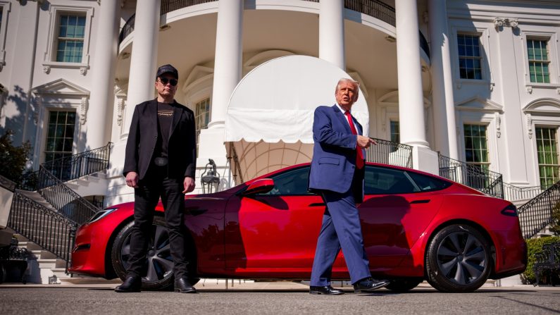 Le président Donald Trump, accompagné de son conseiller spécial à la Maison-Blanche, Elon Musk, PDG de Tesla et SpaceX, s'exprime à côté d'une Tesla Model S sur la pelouse sud de la Maison-Blanche, le 11 mars 2025, à Washington, DC. (Andrew Harnik/Getty Images)