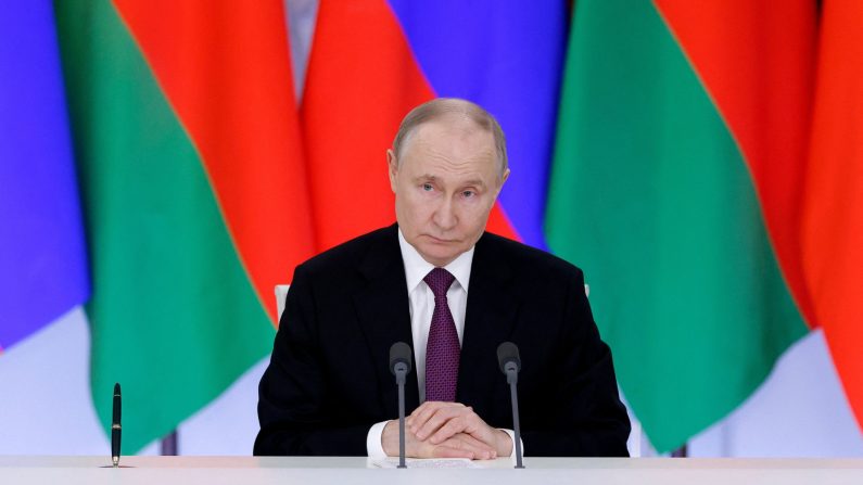 Le président russe Vladimir Poutine assiste à une cérémonie de signature et à une conférence de presse après une rencontre avec son homologue biélorusse au Kremlin à Moscou, le 13 mars 2025. (MAXIM SHEMETOV/POOL/AFP via Getty Images) 