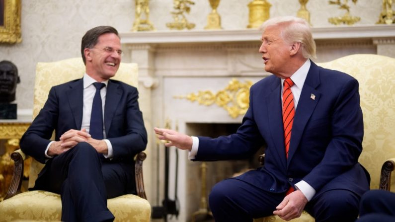 Le président Trump rencontre le secrétaire général de l'OTAN Mark Rutte dans le Bureau ovale de la Maison-Blanche, le 13 mars 2025 à Washington. (Andrew Harnik/Getty Images)